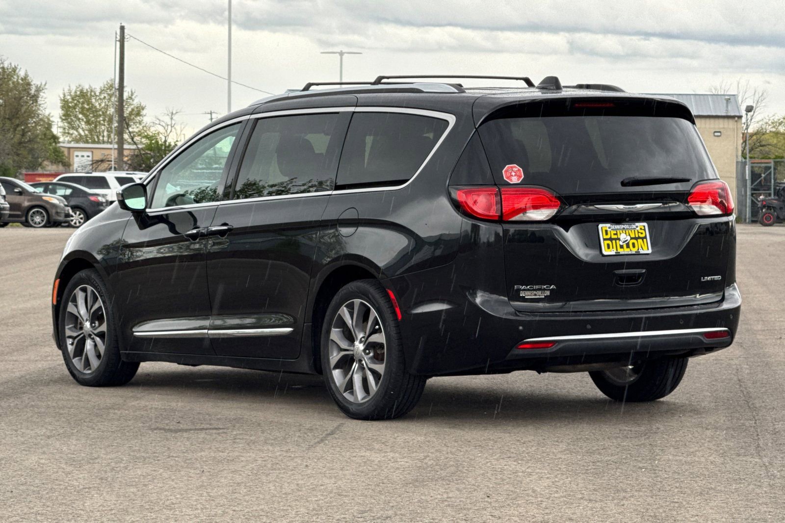 Used 2017 Chrysler Pacifica Limited w/ UConnect Theater Package FWD image 6