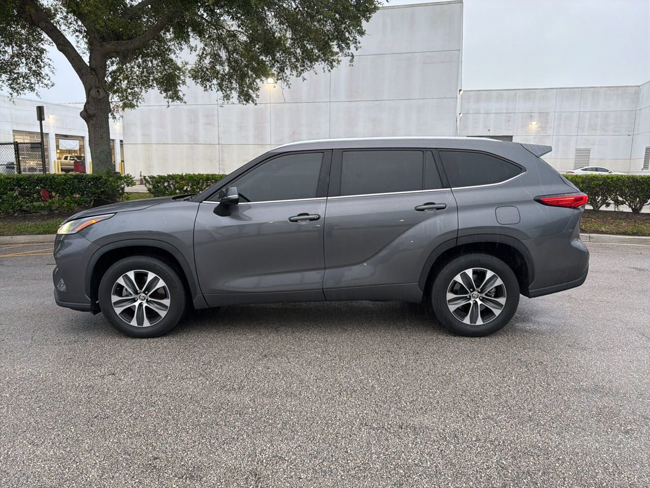 Used 2021 Toyota Highlander XLE FWD image 2