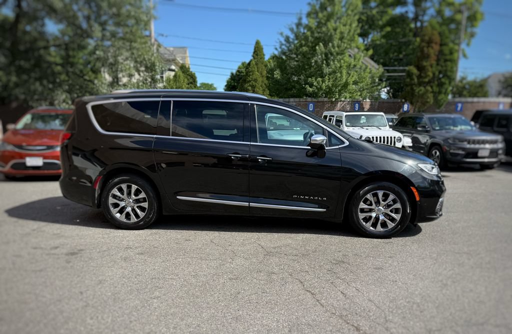 Used 2023 Chrysler Pacifica Pinnacle FWD image 4