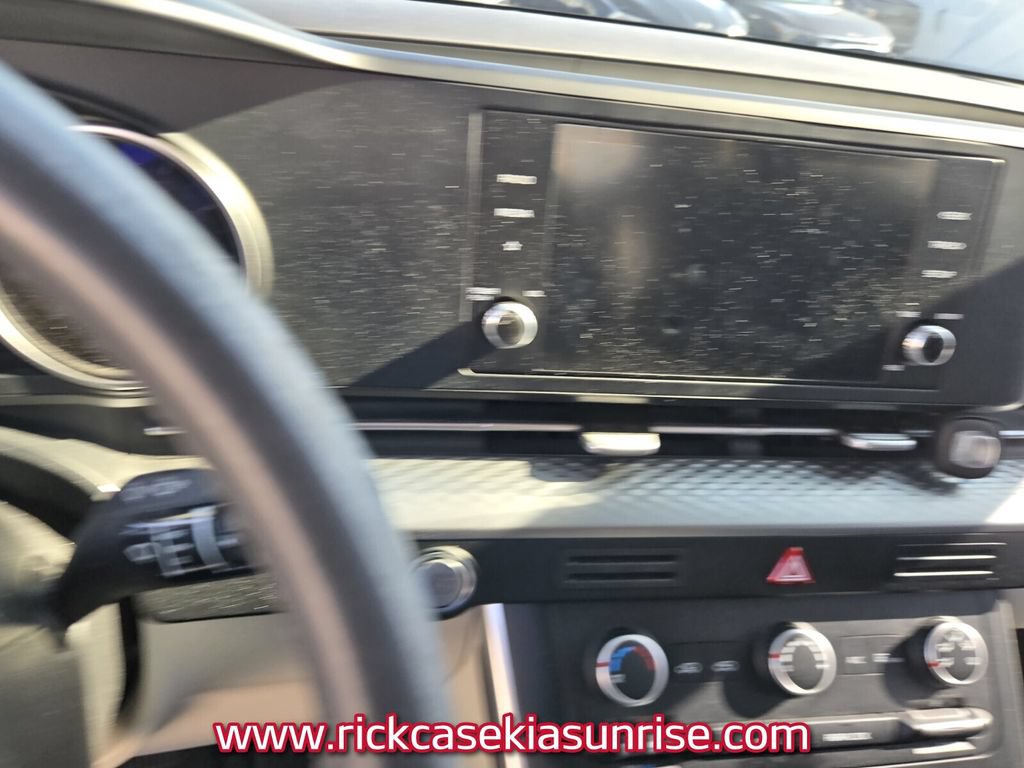 Used 2023 Kia Carnival LX FWD image 10