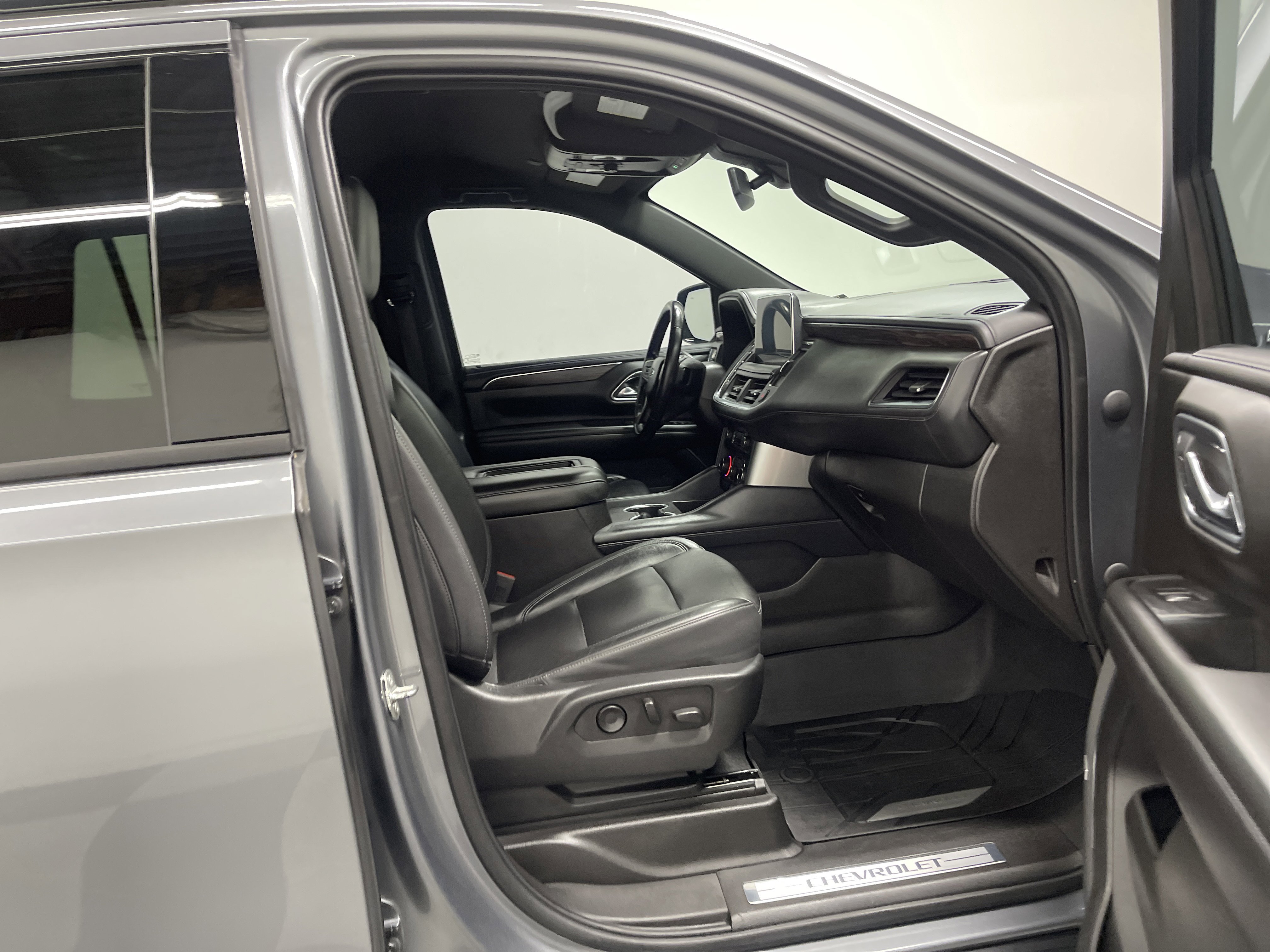 Used 2021 Chevrolet Tahoe Z71 w/ Z71 Off-Road Package AWD/4WD image 26