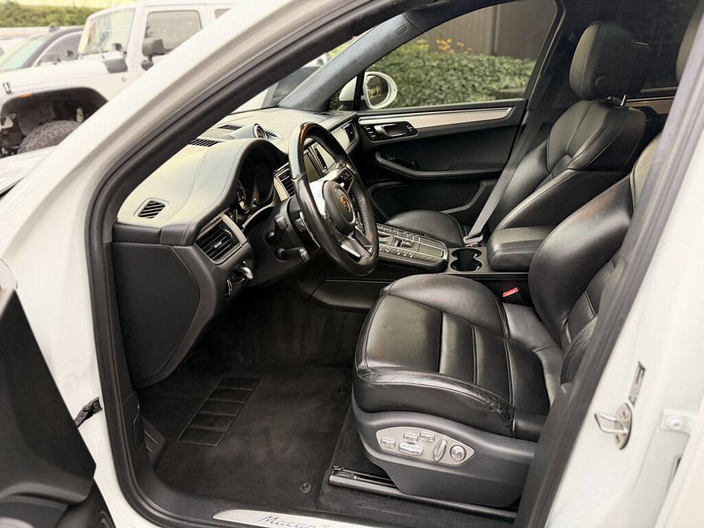 Used 2016 Porsche Macan Turbo AWD/4WD image 12