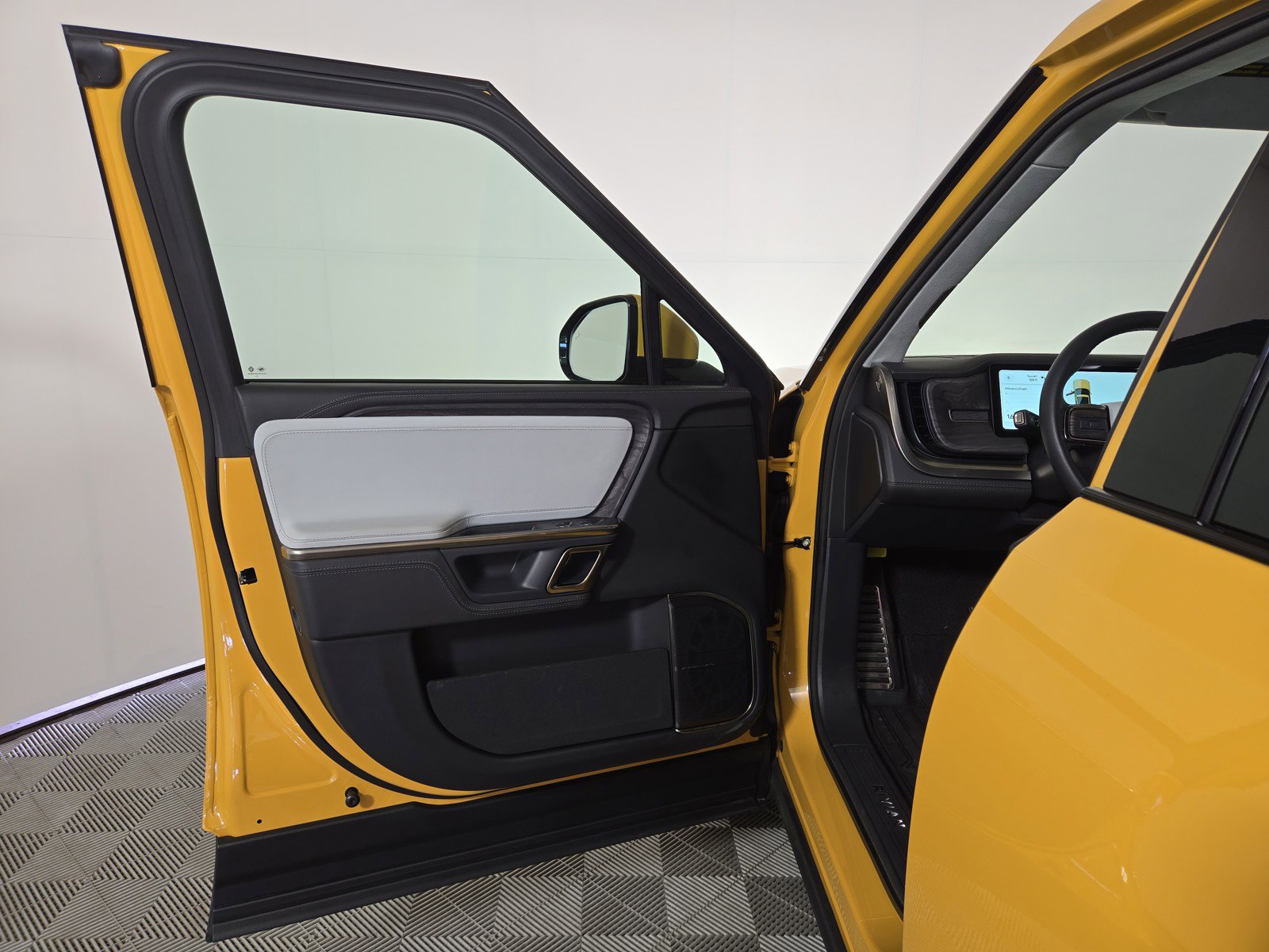 Used 2023 Rivian R1T Adventure AWD/4WD image 16