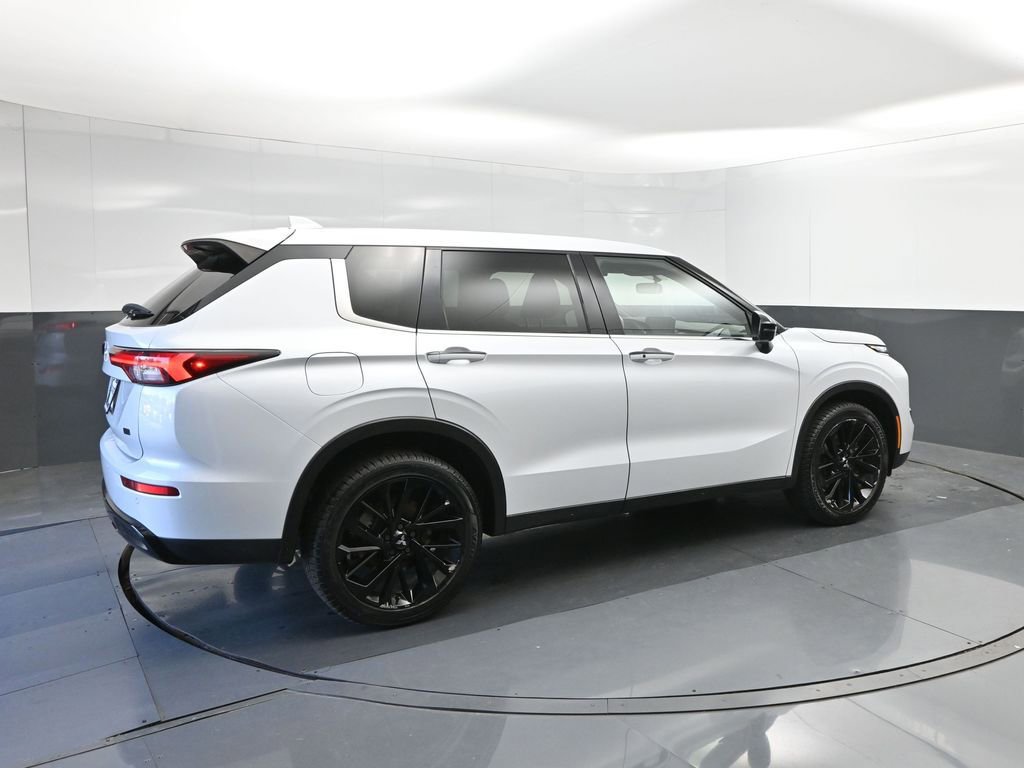 Used 2023 Mitsubishi Outlander SE Black Edition image 15