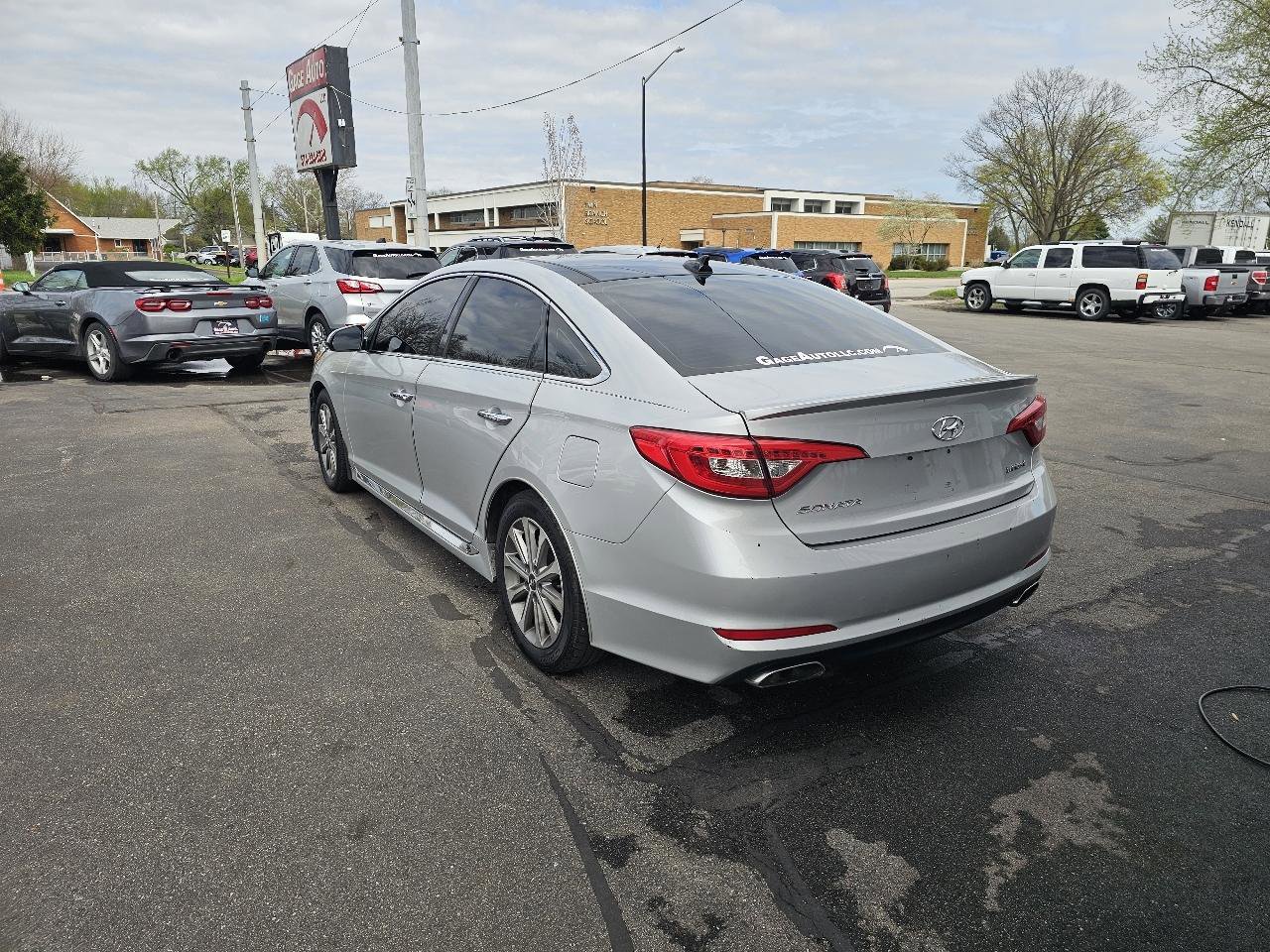 Used 2016 Hyundai Sonata Limited w/ Option Group 04 FWD image 8