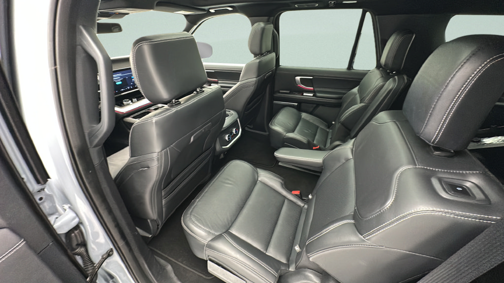 Used 2025 Ford Expedition Platinum w/ Stealth Appearance Package AWD/4WD image 8