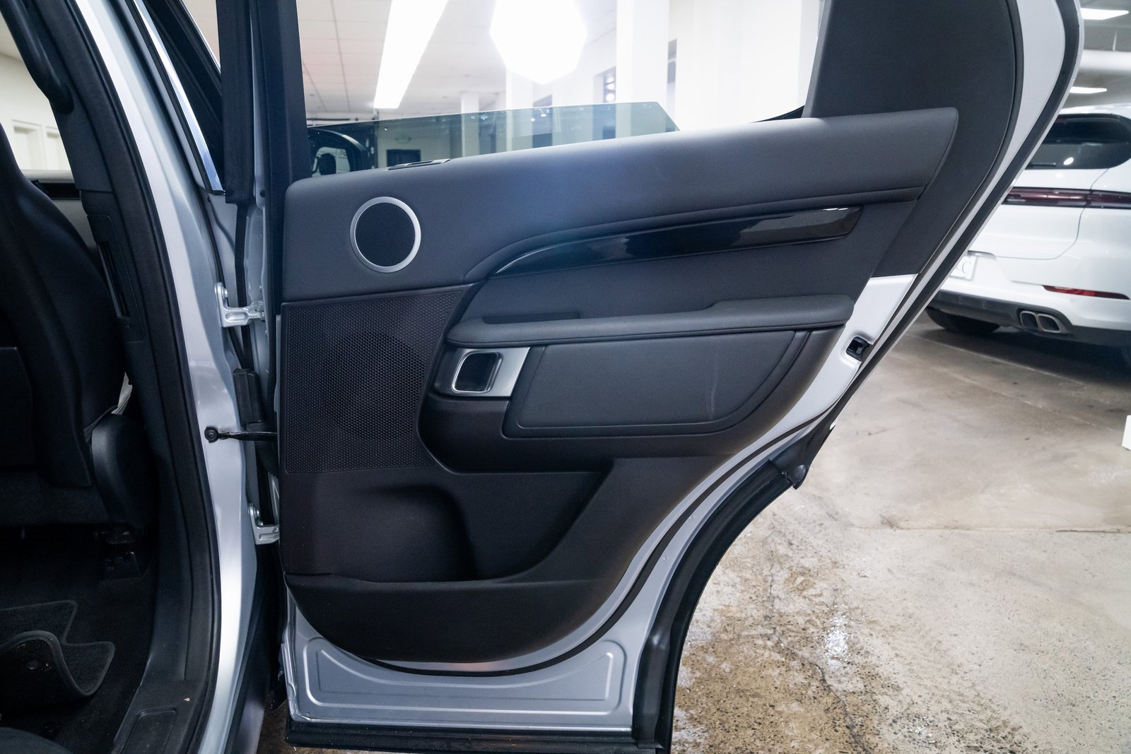 Used 2018 Land Rover Discovery SE image 21