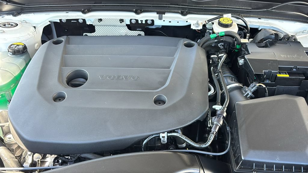 Certified 2026 Volvo XC40 B5 Plus AWD/4WD image 32