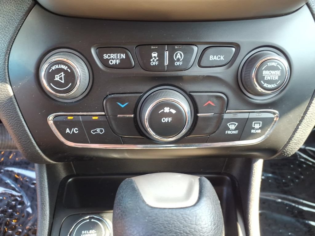 Used 2017 Jeep Cherokee Latitude w/ Cold Weather Group AWD/4WD image 25