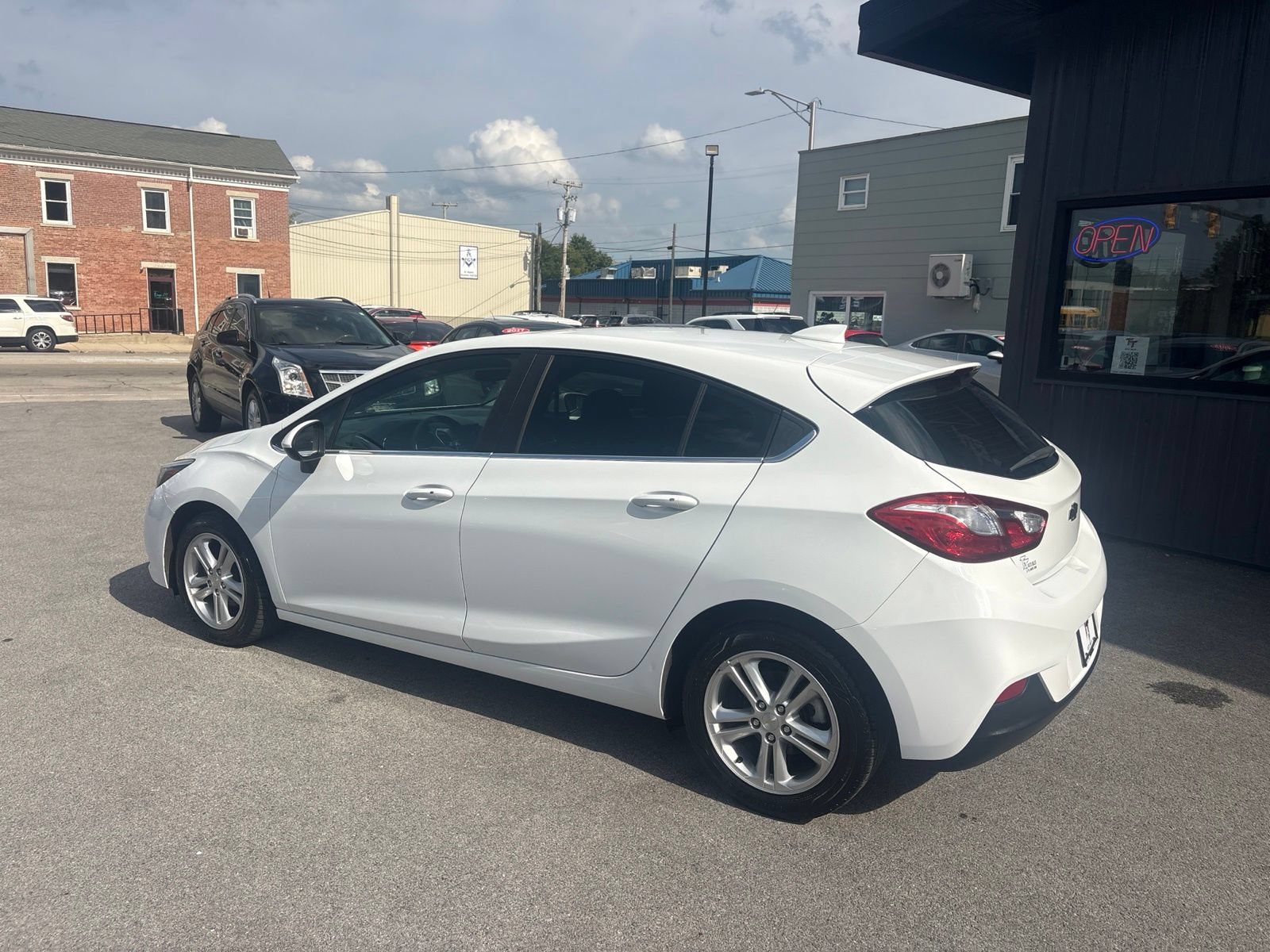Used 2017 Chevrolet Cruze LT w/ Convenience Package FWD image 2