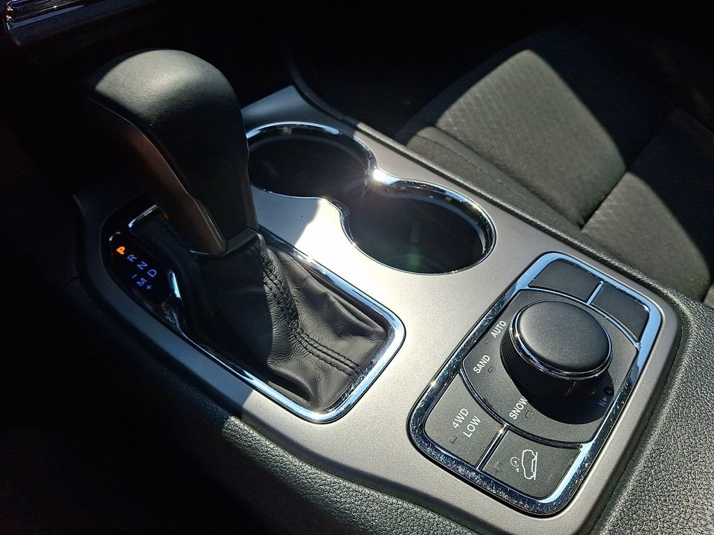 Used 2019 Jeep Grand Cherokee Laredo AWD/4WD image 15