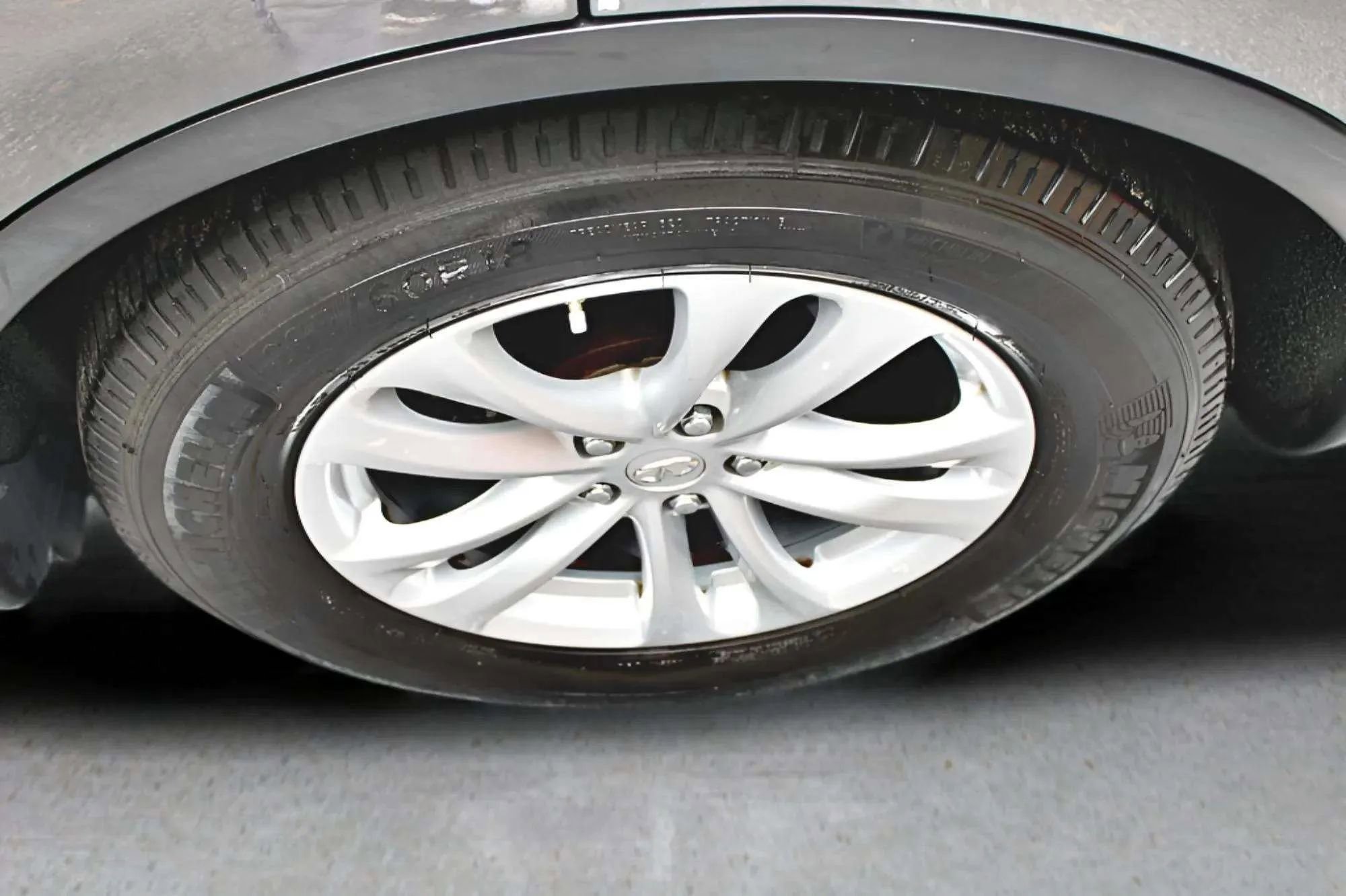 Used 2017 INFINITI QX70 3.7 w/ Premium Package image 30