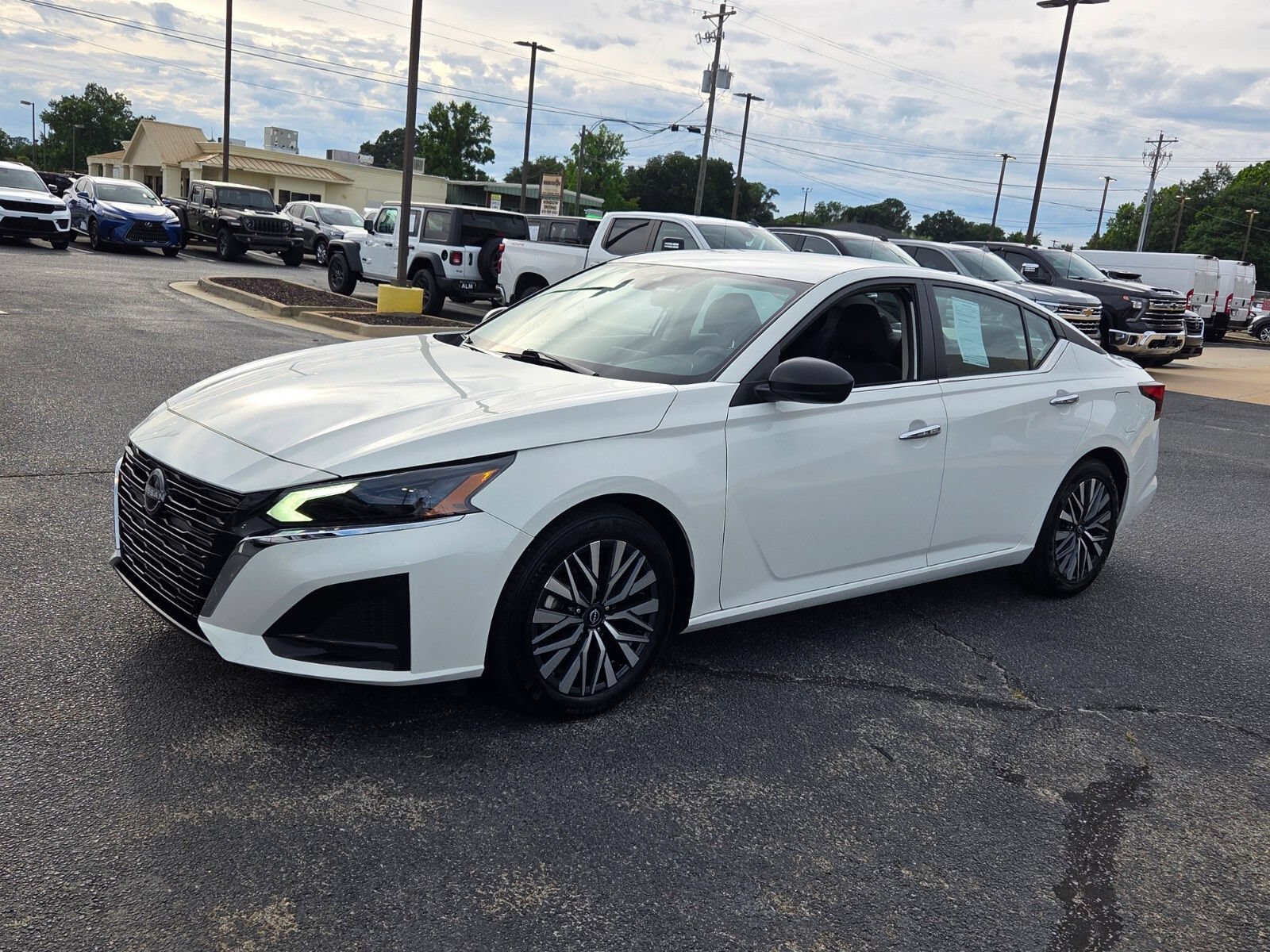Used 2025 Nissan Altima 2.5 SV FWD image 3