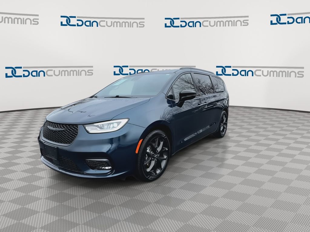 Used 2025 Chrysler Pacifica Limited image 4