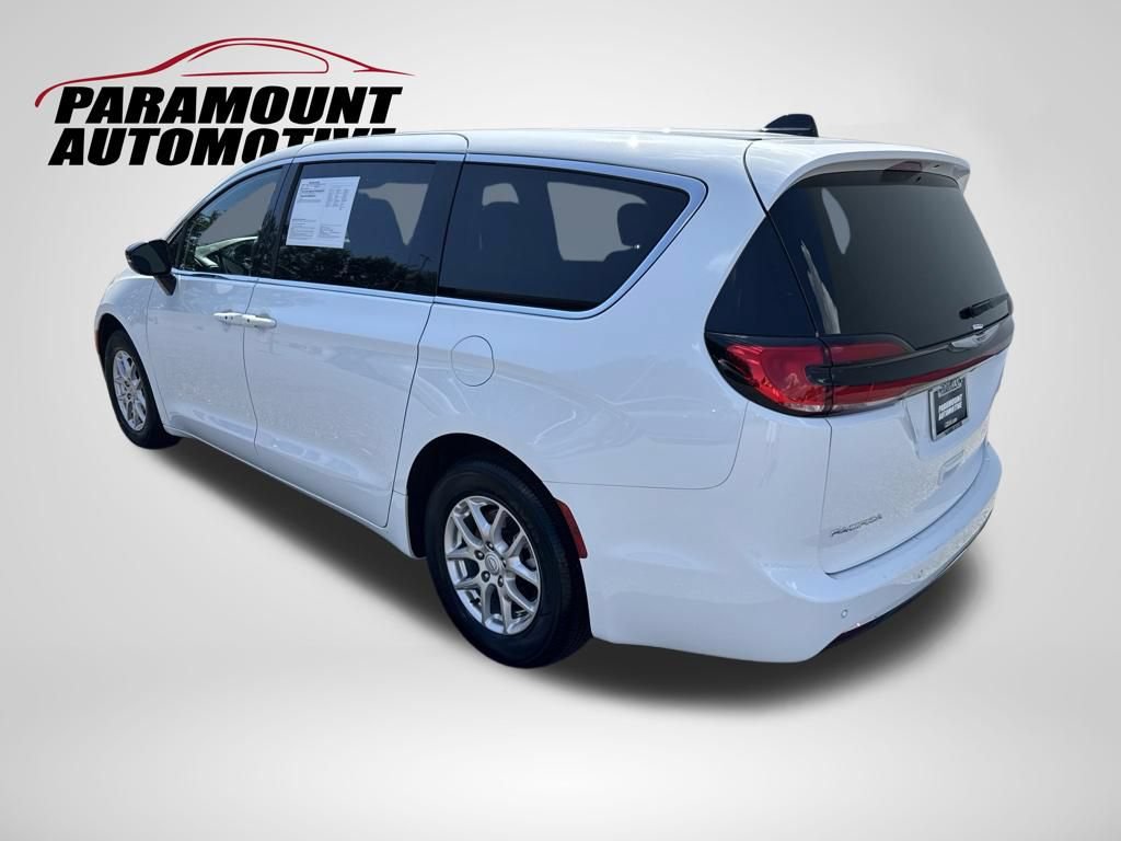 Used 2025 Chrysler Pacifica Select FWD image 5