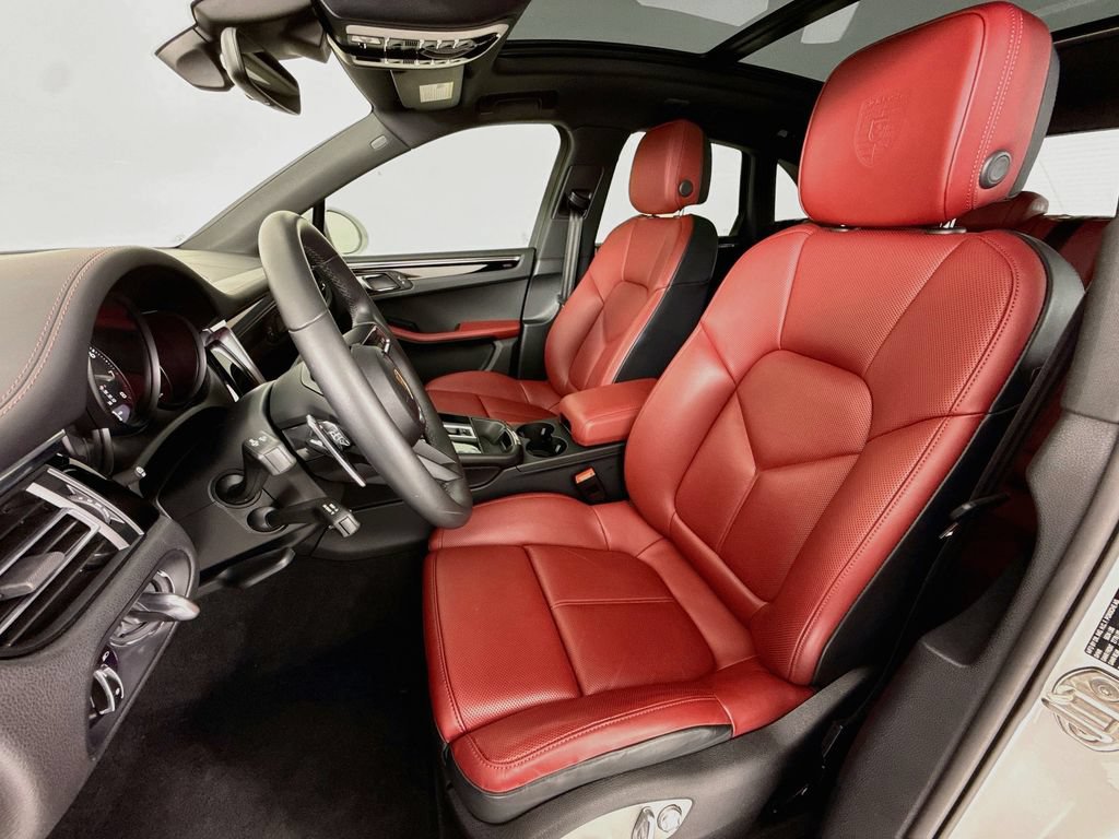 Certified 2025 Porsche Macan AWD/4WD image 5