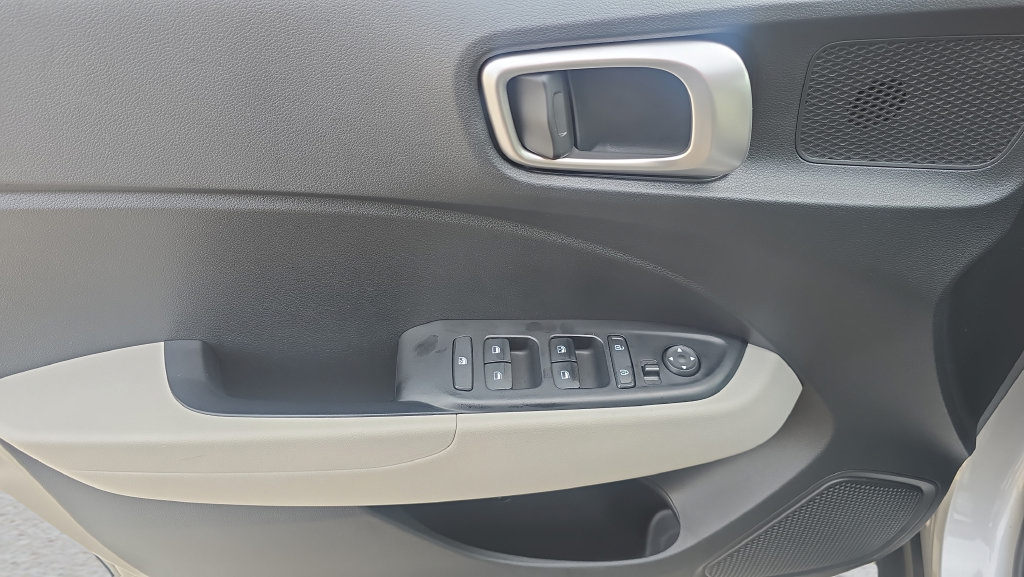 Certified 2025 Hyundai Venue SEL FWD image 16