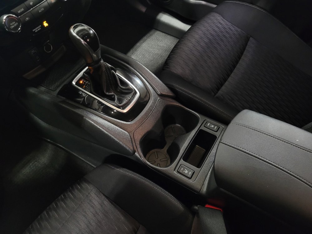 Used 2017 Nissan Rogue SV image 26