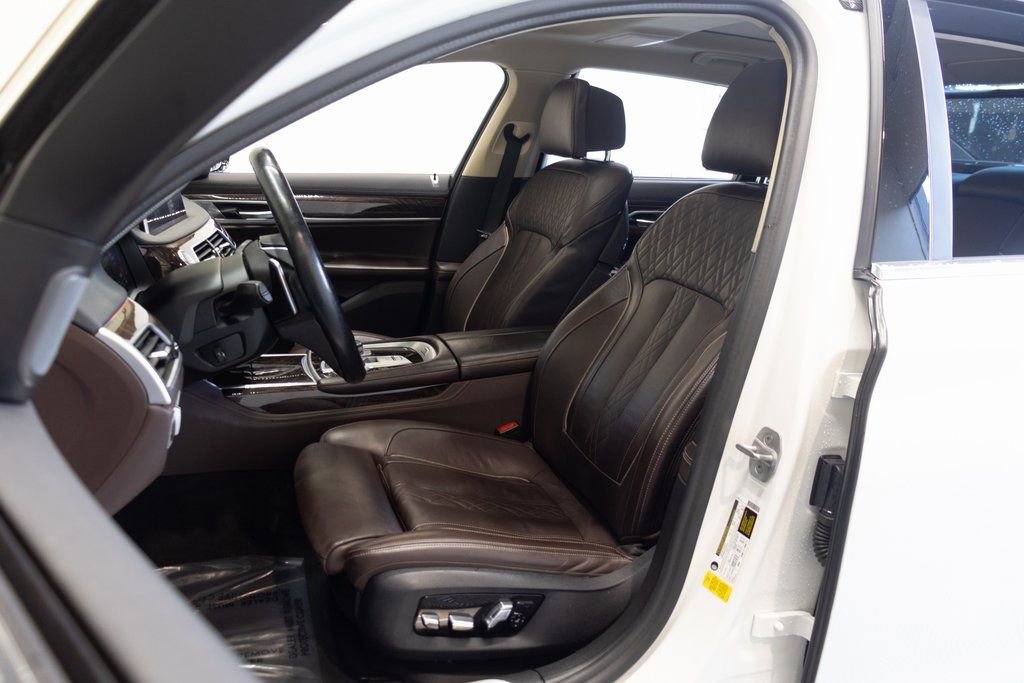 Used 2021 BMW 740i w/ Premium Package RWD image 19