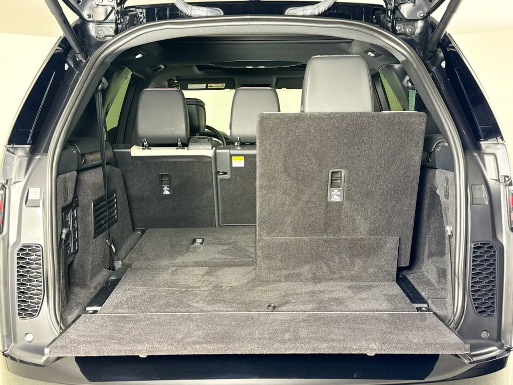 Used 2024 Land Rover Discovery Metropolitan Edition image 24