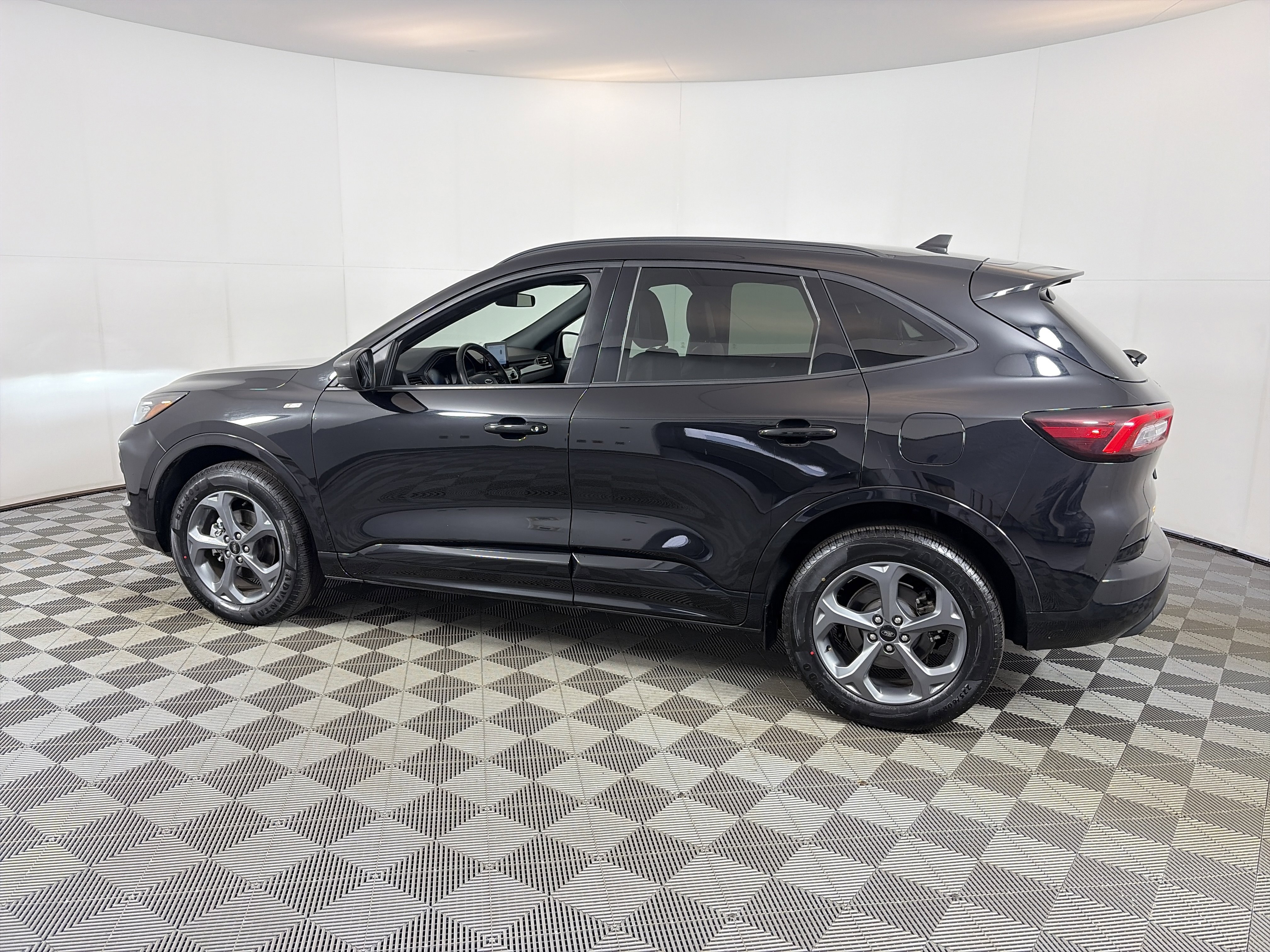 Used 2024 Ford Escape ST-Line image 8