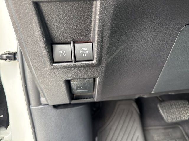 Used 2025 Toyota Sienna XSE image 27