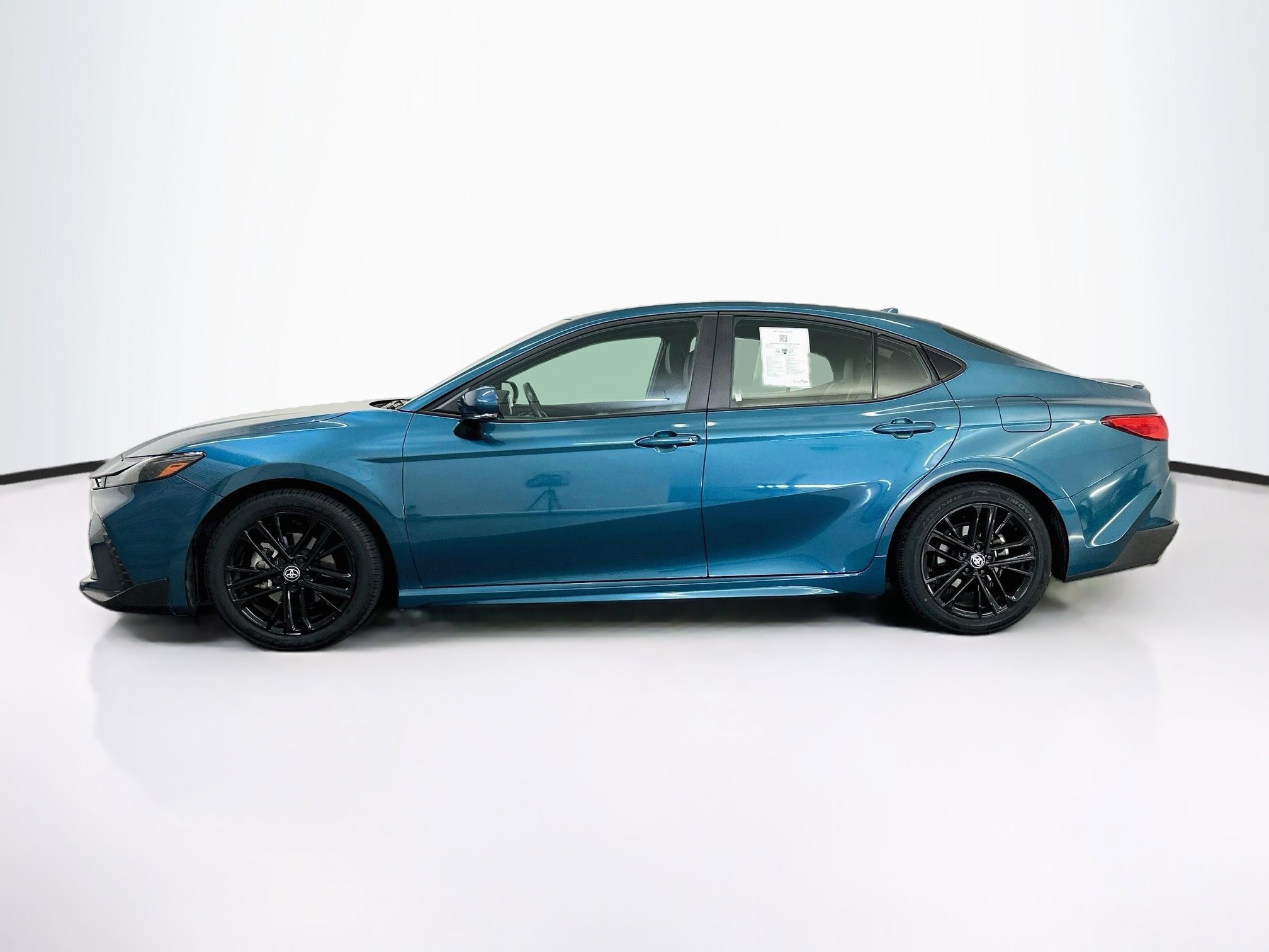 Used 2025 Toyota Camry SE FWD image 4