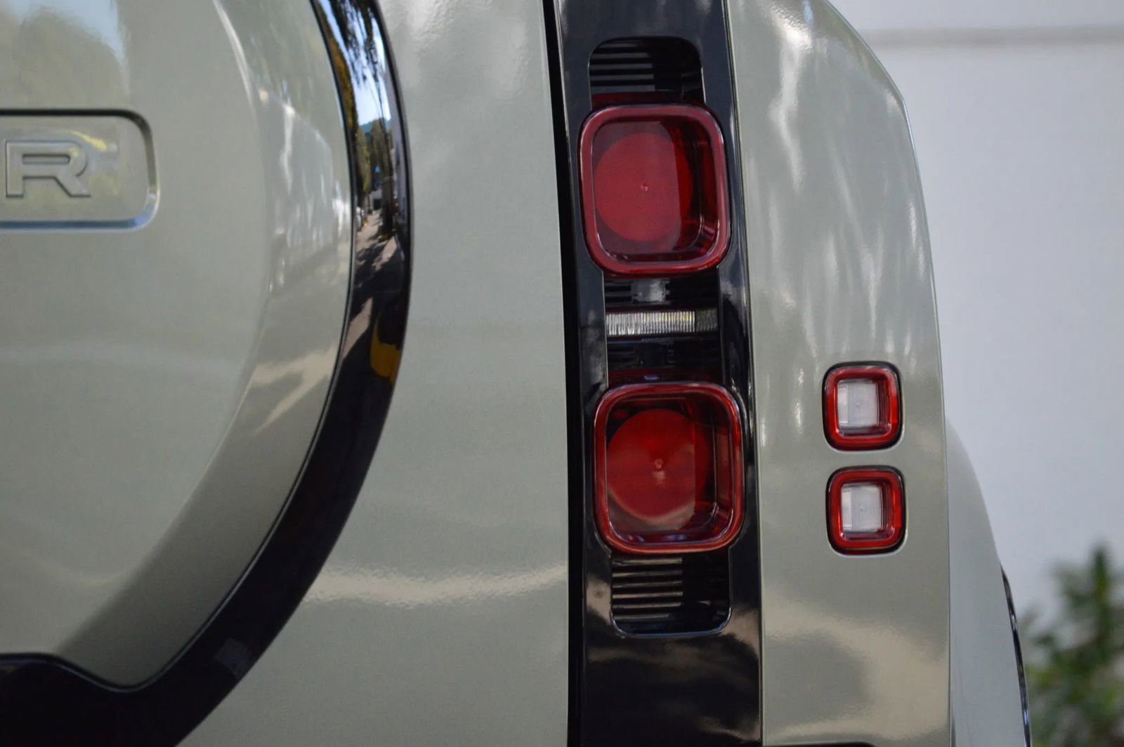 Used 2025 Land Rover Defender 110 X-Dynamic SE image 12