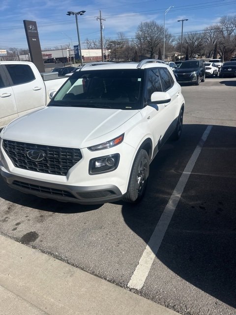 Used 2024 Hyundai Venue SEL image 2