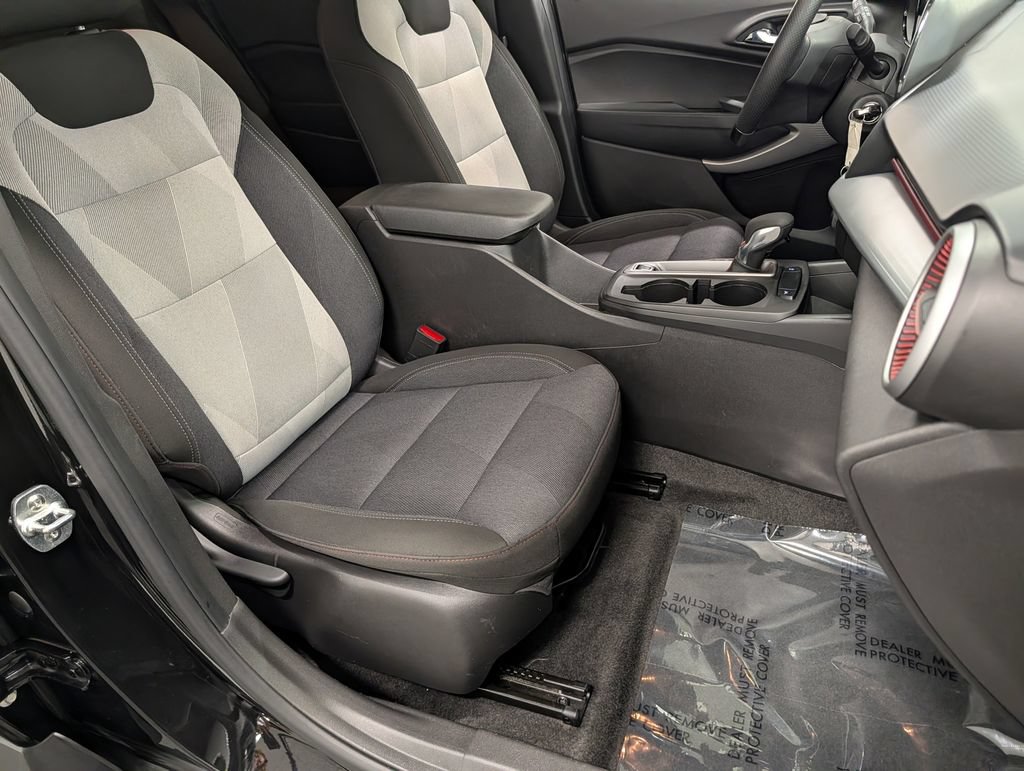 Used 2025 Chevrolet Trax RS w/ Driver Confidence Package FWD image 33
