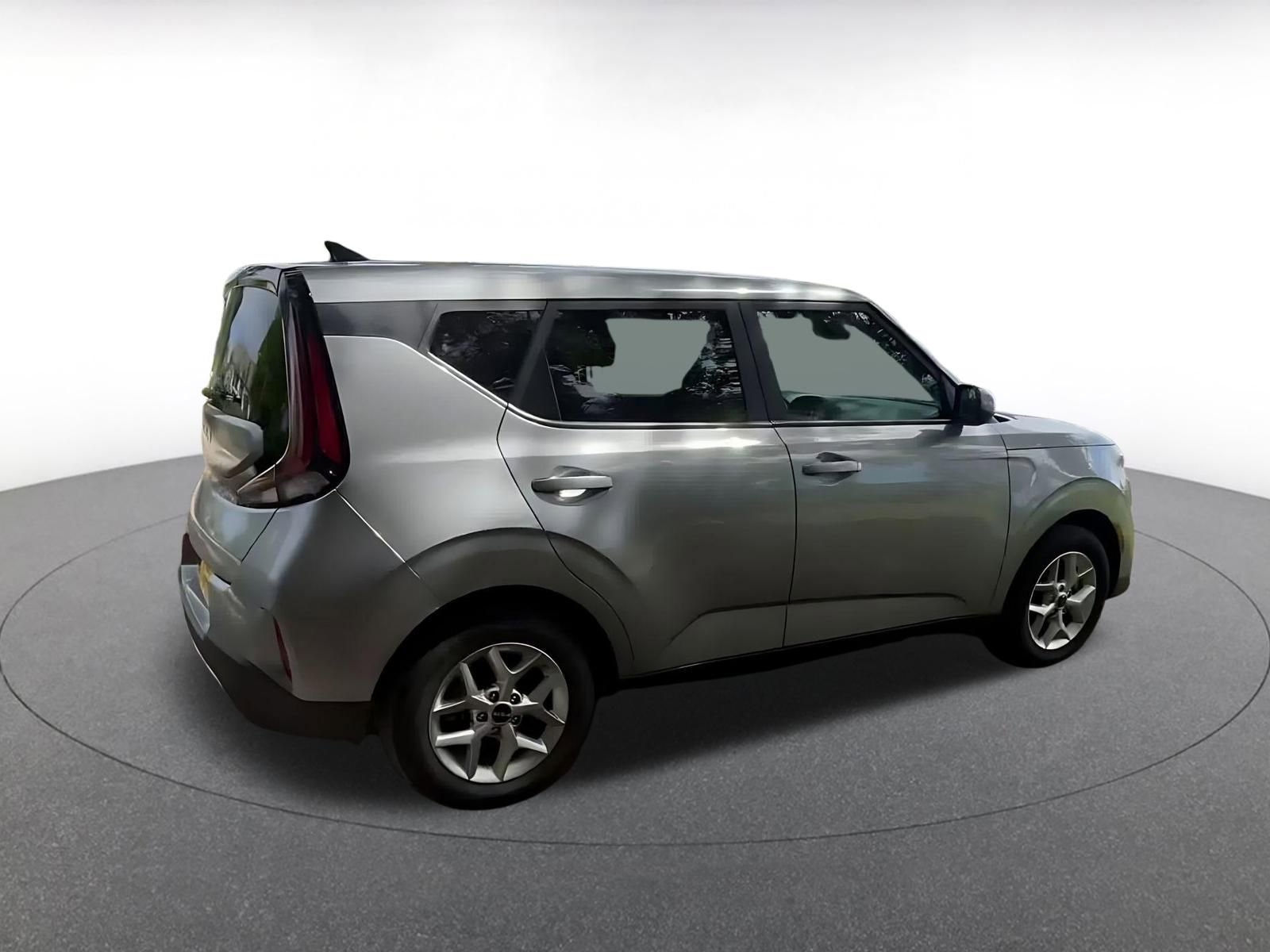 Used 2025 Kia Soul LX w/ LX Technology Package FWD image 12