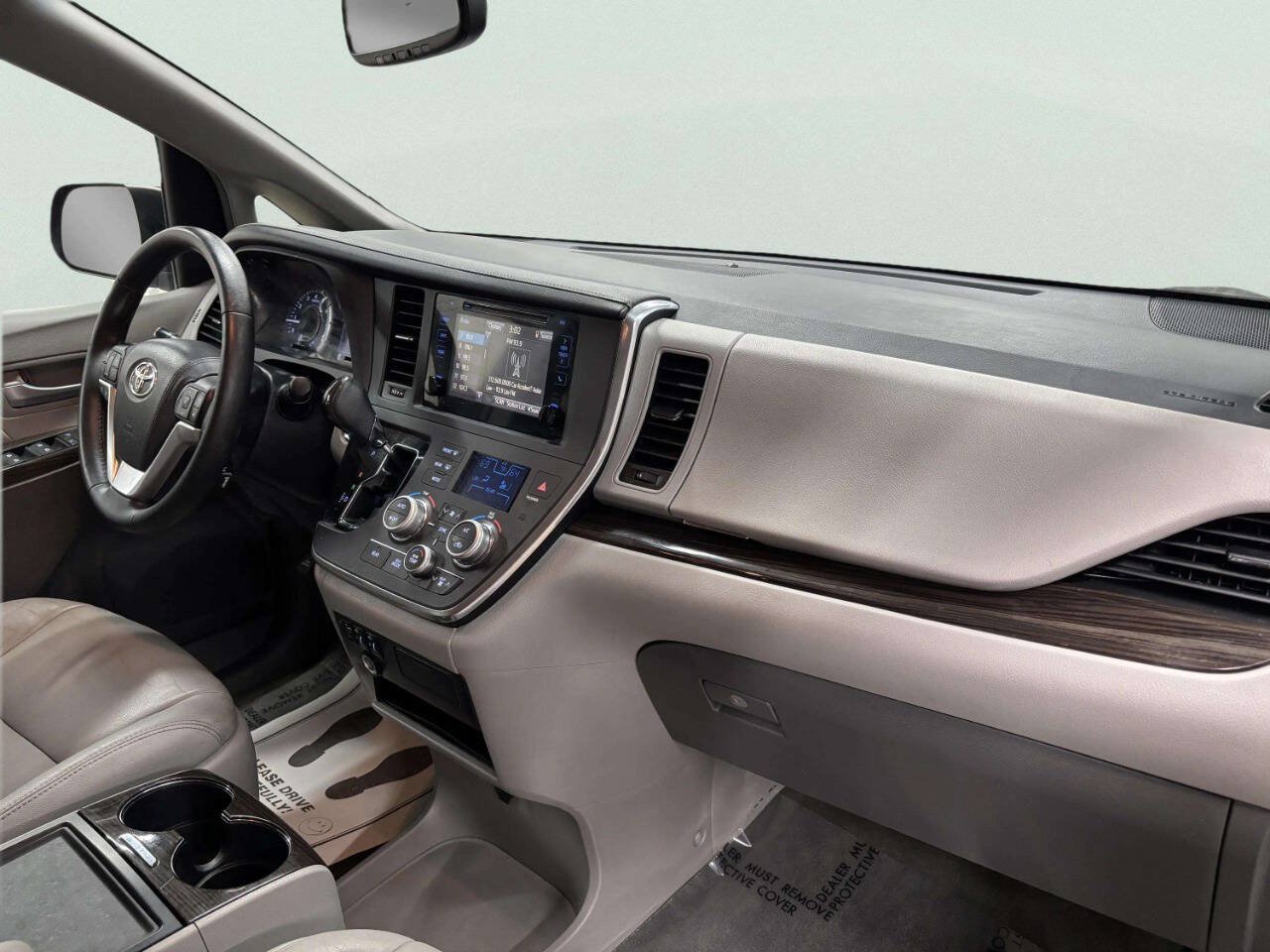 Used 2015 Toyota Sienna XLE FWD image 23