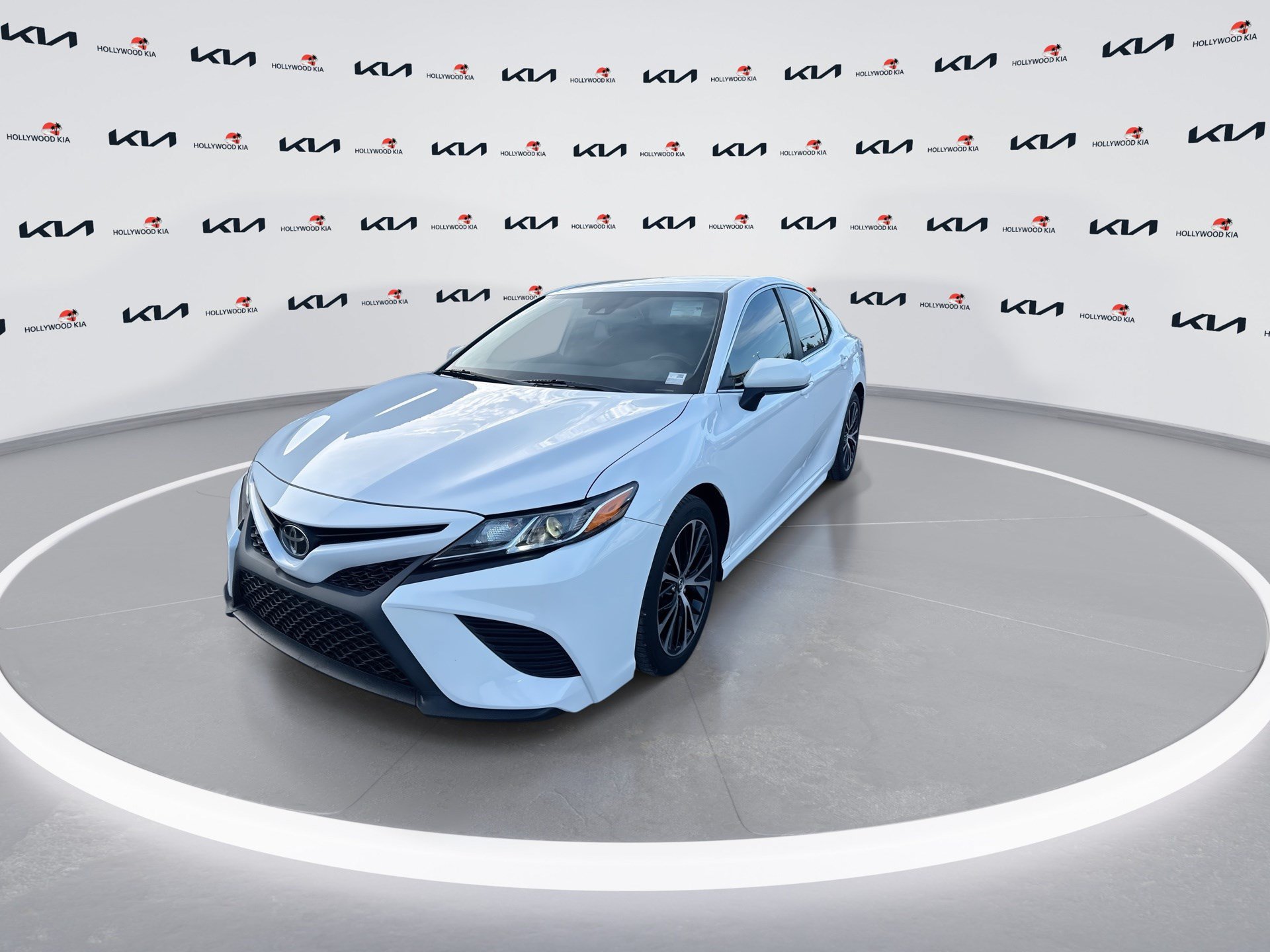Used 2019 Toyota Camry SE FWD image 4