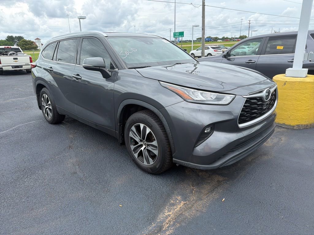 Used 2020 Toyota Highlander XLE FWD image 2