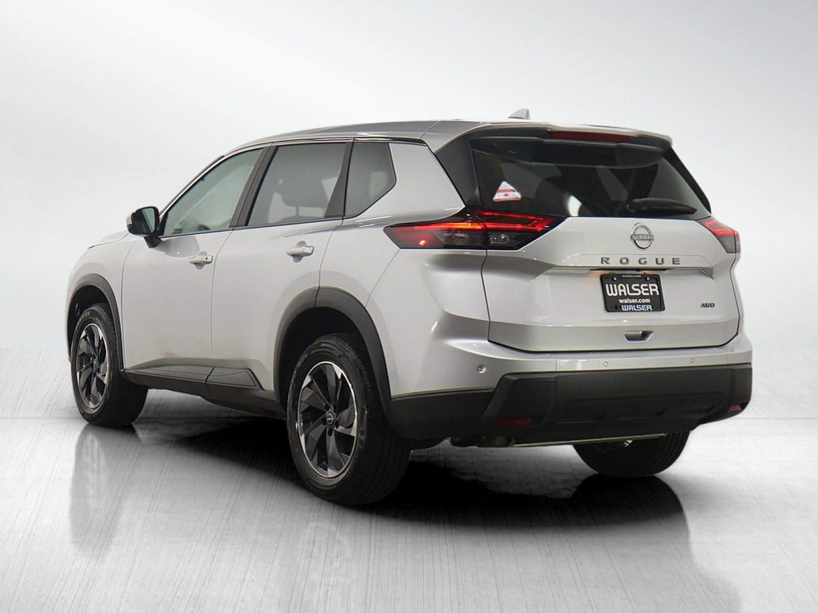Used 2025 Nissan Rogue SV image 3