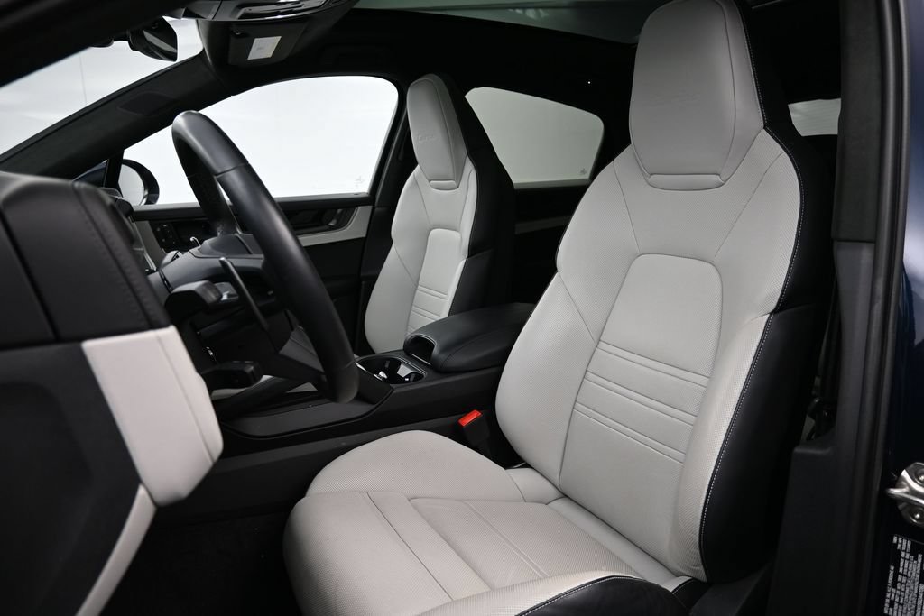 Certified 2025 Porsche Cayenne Turbo AWD/4WD image 5