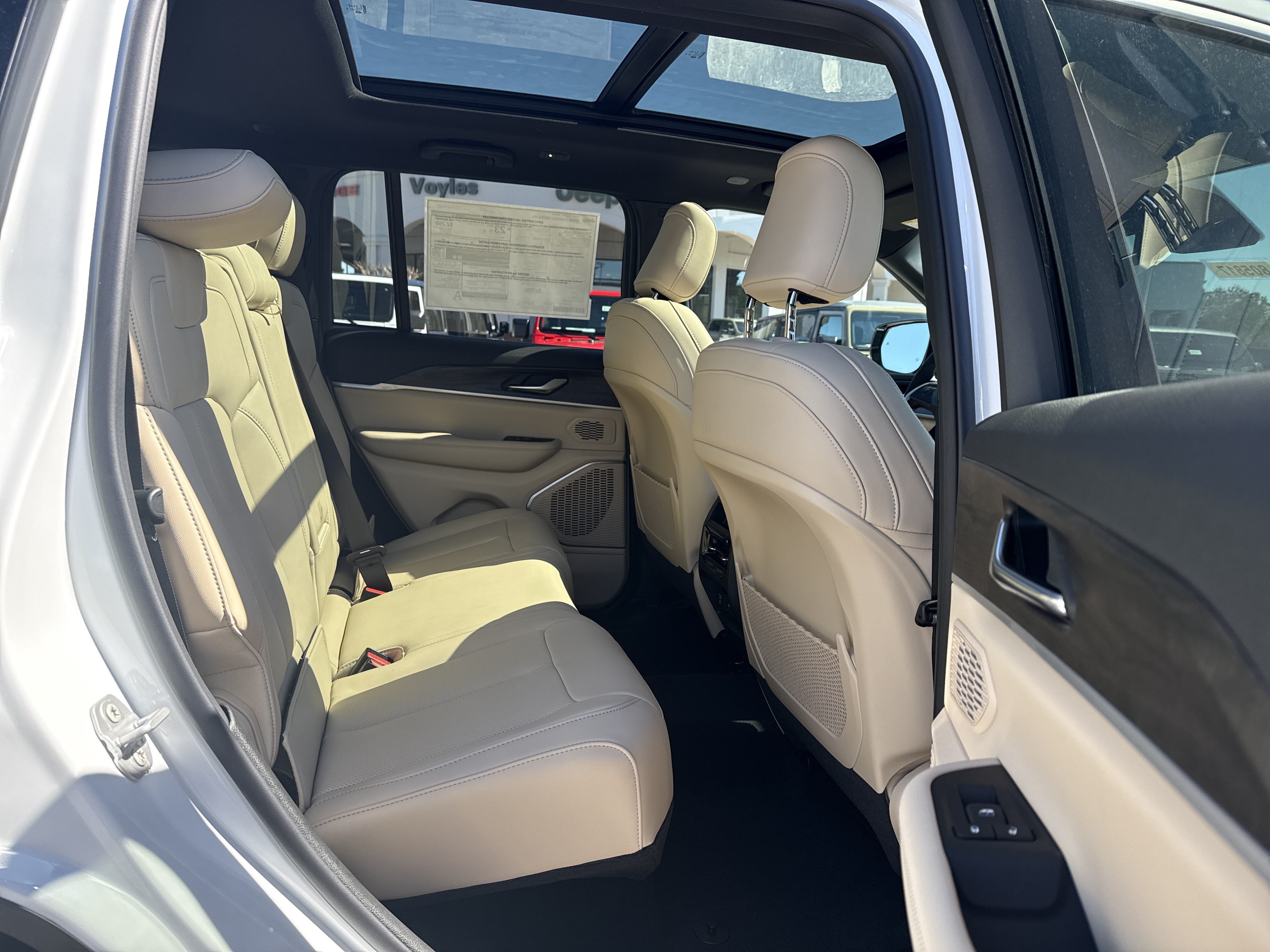 New 2026 Jeep Grand Cherokee Limited w/ Luxury Tech Group II AWD/4WD image 17