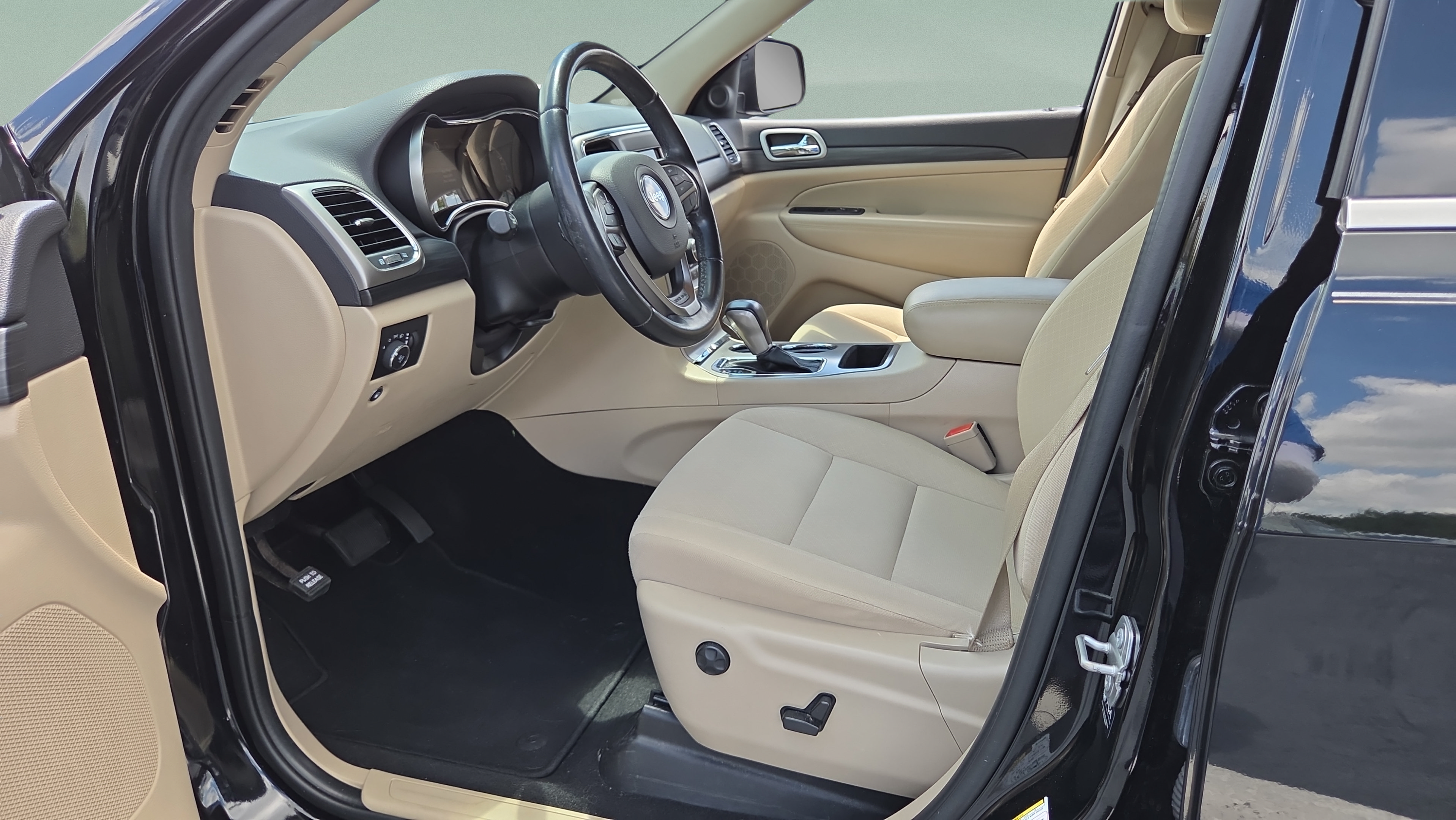 Used 2021 Jeep Grand Cherokee Laredo RWD image 9
