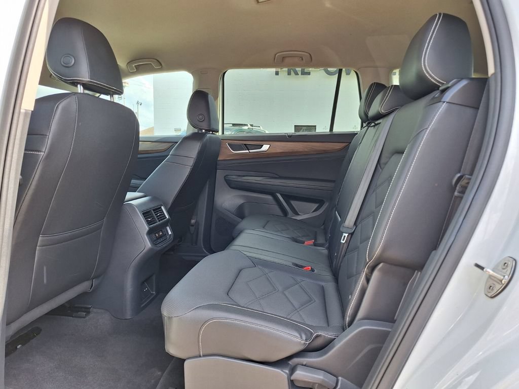 Used 2025 Volkswagen Atlas SE FWD image 13