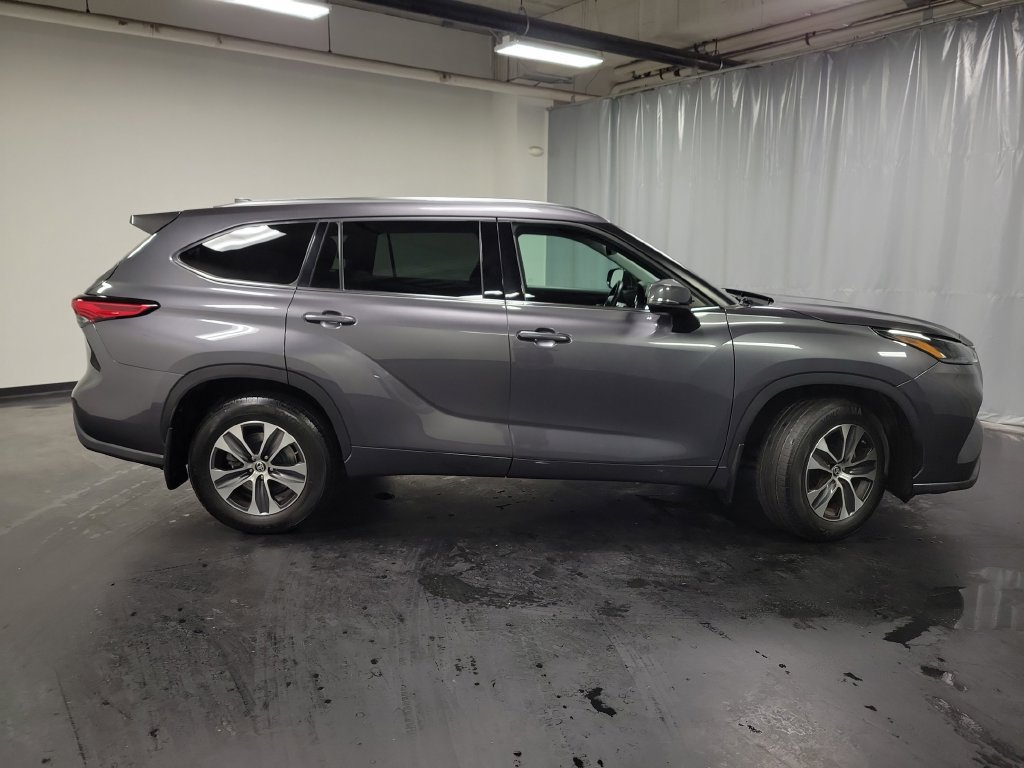 Used 2021 Toyota Highlander XLE AWD/4WD image 9
