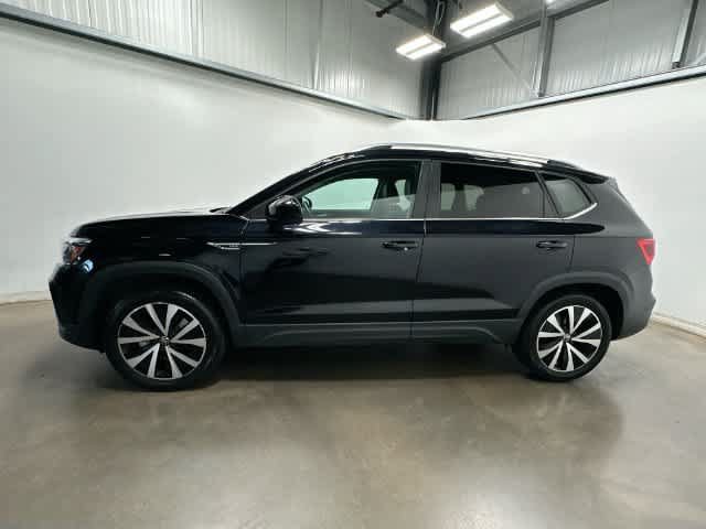 Used 2023 Volkswagen Taos SE w/ Panoramic Sunroof Package AWD/4WD image 2