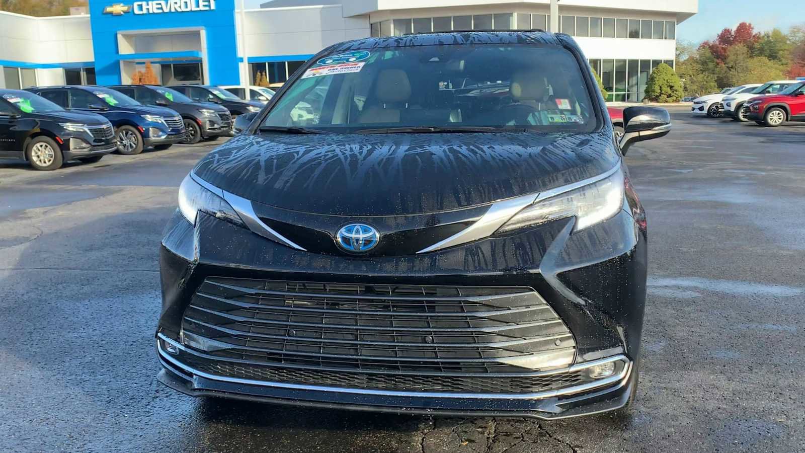 Used 2024 Toyota Sienna Limited image 3