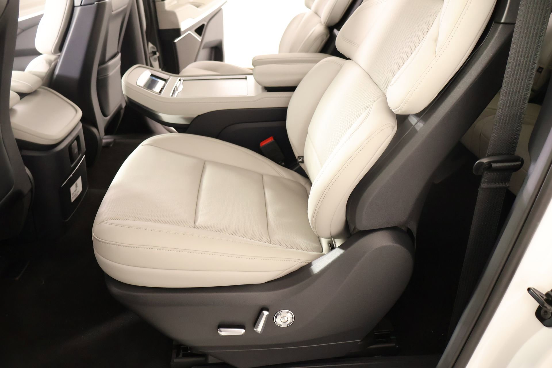 New 2026 Lincoln Navigator L Reserve AWD/4WD image 13
