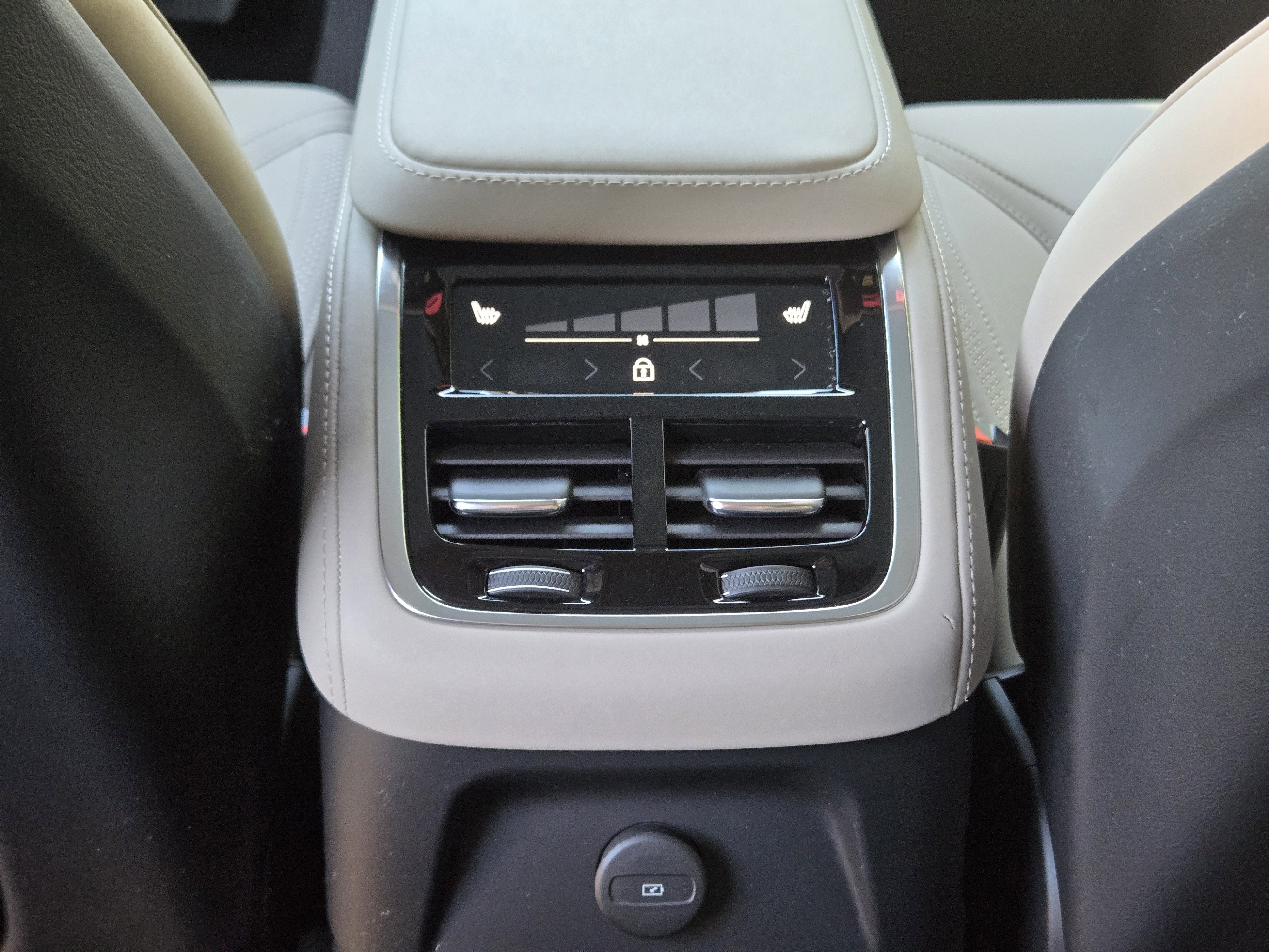 Certified 2025 Volvo XC90 T8 Plus w/ Protection Package Premier image 40