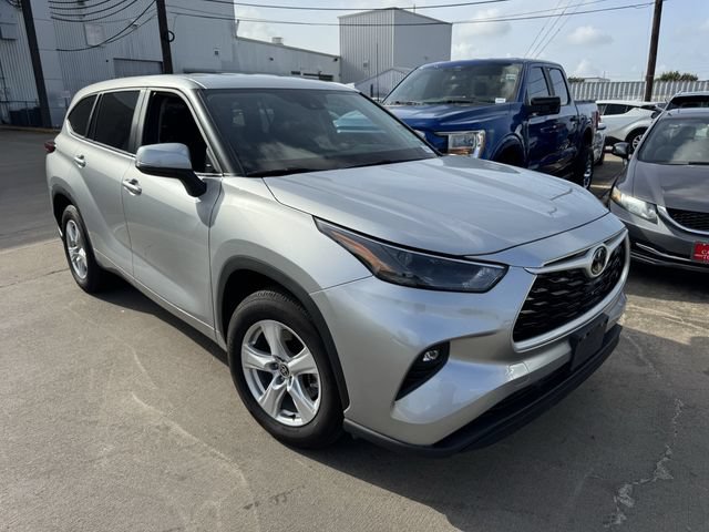 Used 2025 Toyota Highlander LE FWD image 3