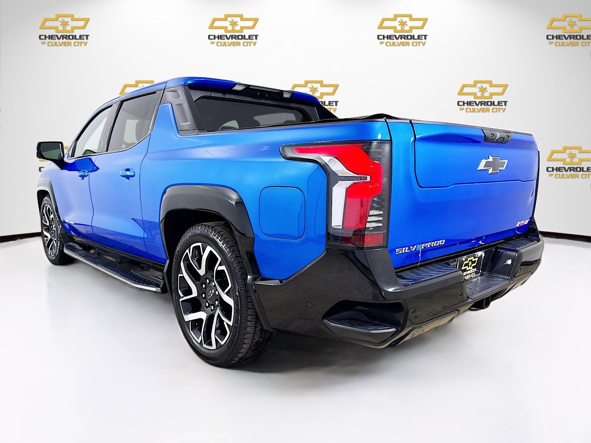 Used 2025 Chevrolet Silverado EV RST AWD/4WD image 5