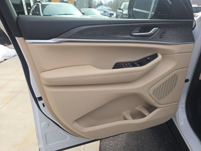 Certified 2025 Jeep Grand Cherokee Limited image 10