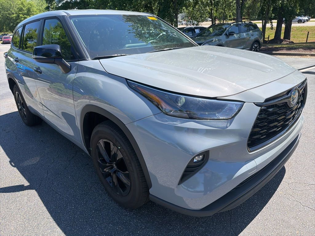 Used 2024 Toyota Highlander LE FWD image 4
