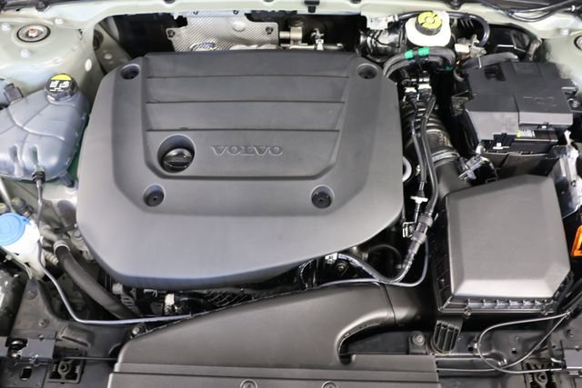 Used 2024 Volvo XC40 B5 Plus image 24