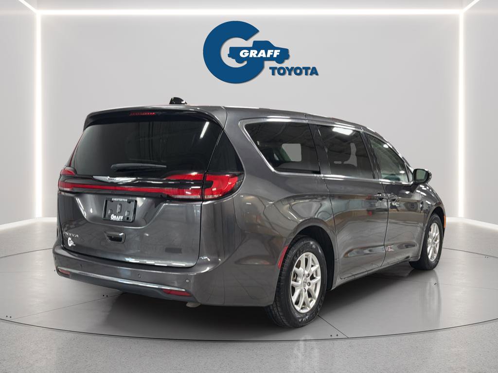 Used 2023 Chrysler Pacifica Touring-L image 7